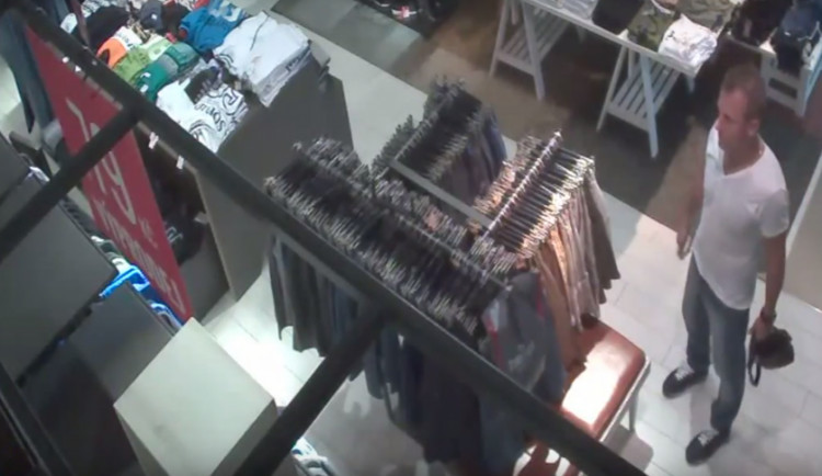 VIDEO: Policisté pátrají po zloději, který ukradl v Šantovce tašku s oblečením