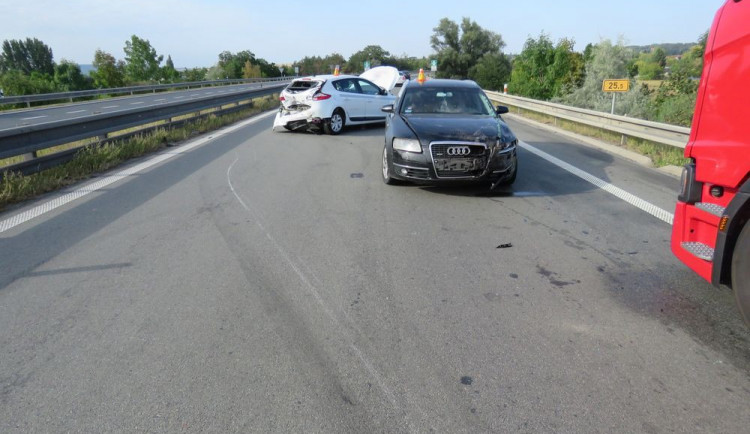 FOTO: Řidič nedobrzdil kolonu, dostal smyk a narazil do stojícího auta