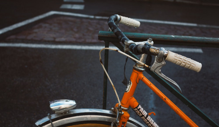 VIDEO: Zloděj ukradl kola ze stojanů před Přírodovědeckou fakultou a na Polské ulici