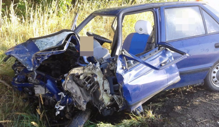 Řidič po čelním střetu s druhým vozidlem zemřel. Další dva lidé se zranili