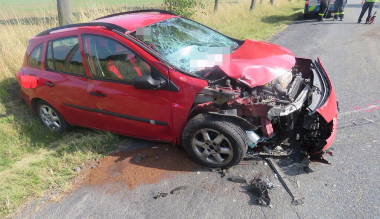 Opilý řidič při předjíždění čelně naboural do protijedoucího auta. Nadýchal 2,2 promile