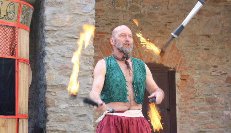 SOUTĚŽ: Víkend na Sovinci se odehraje ve znamení šermířských pověstí a ukázek dravých ptáků