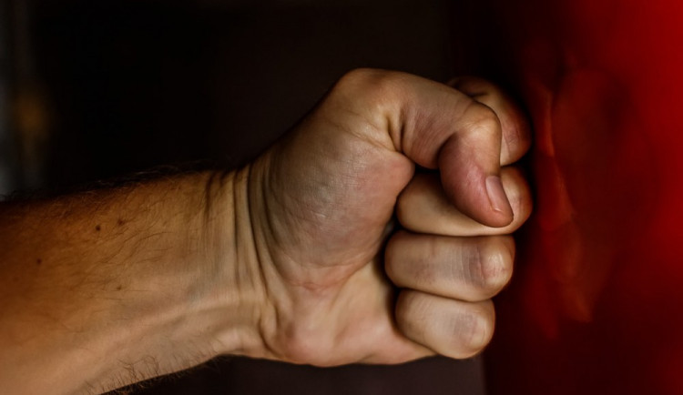 Muž bezdůvodně napadl tři ženy. Jedné z nich dal ránu pěstí do obličeje