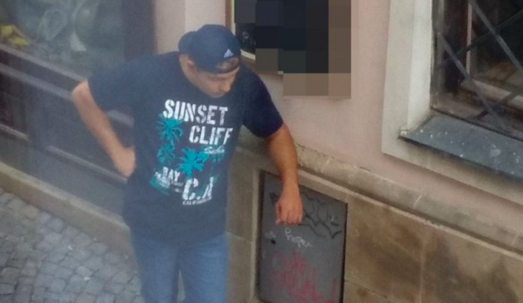 VIDEO: Neznámý muž vstoupil do cizího bytu a následně ho celý prošel. Tvrdil, že hledá brigádu