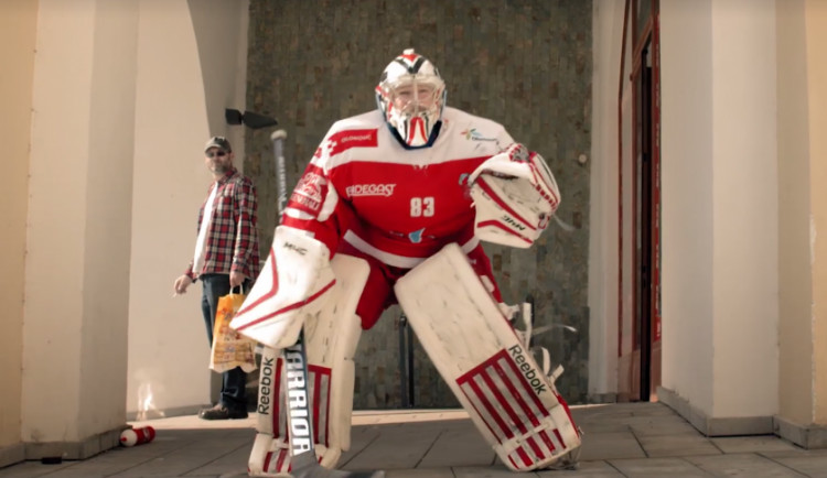 VIDEO: Spot k třídění odpadu, který natáčeli hokejisté na Dolním náměstí, je venku