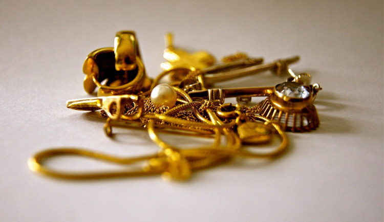 Syn ukradl svojí matce zlaté šperky a následně je prodal