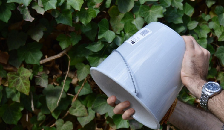 Muž se snažil vyřešit obchodní neshody. Vylil na vystavovatele a dvě ženy nádobu s výkaly