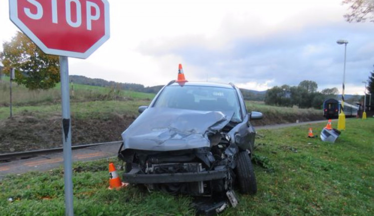 Řidič nedal přednost projíždějícímu vlaku. Náraz auto odhodil mimo silnici