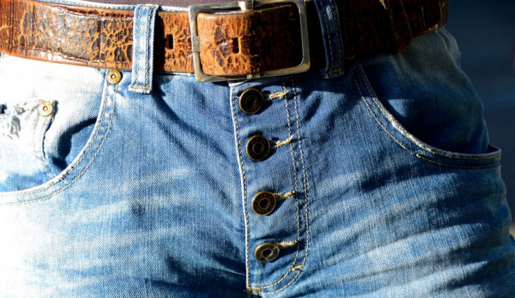 Policisté řešili případ obnaženého muže u kontejnerů. Podle něj mu pouze praskl pásek u kalhot