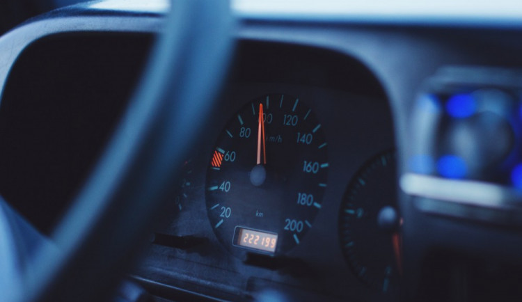 Děti se vloupaly do auta a chtěly se projet. Po příjezdu policistů se jim podařilo utéct