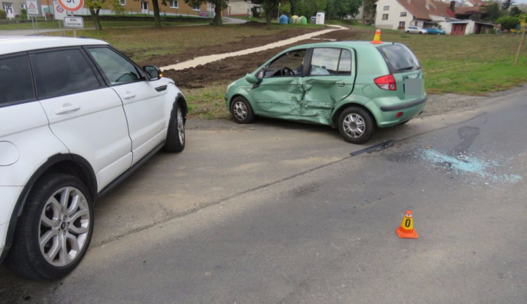 Senior začal v kopci předjíždět auto, které odbočovalo doleva. Došlo ke kolizi