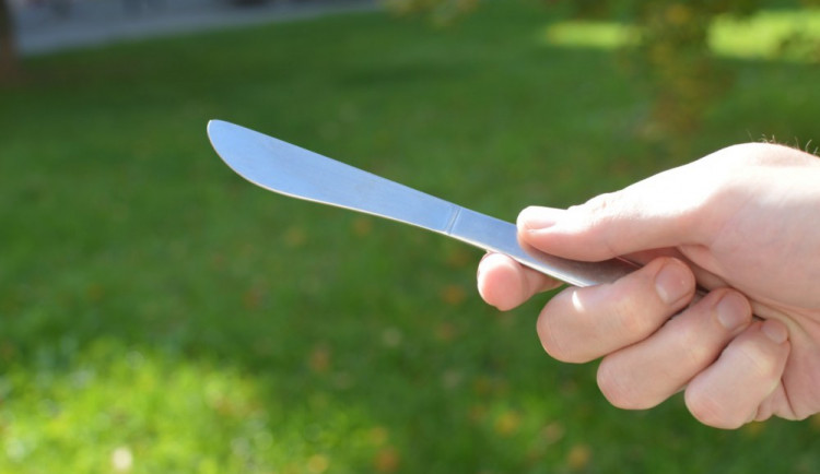 Na muže s nožem zavolali policii. Ten si jenom v parku krájel snídani