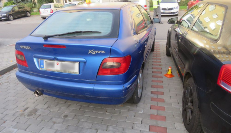 Opilý řidič naboural auto na parkovišti. Hned poté v autě usnul