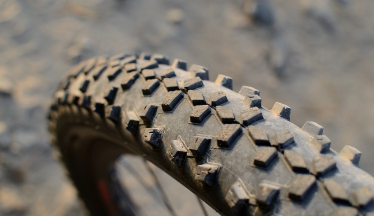 Cyklista se těžce zranil po nárazu do kamionu, který se předtím na místě střetl s dodávkou