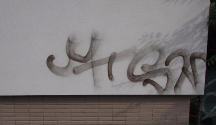 VIDEO: Policisté pátrají po sprejerovi, který poničil fasádu domu. Nepoznáváte ho?