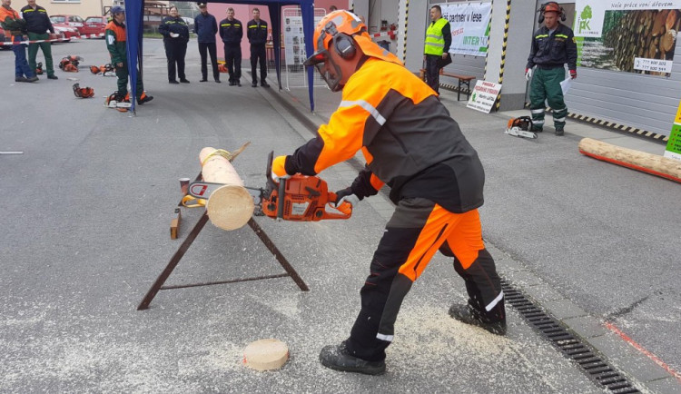 Soutěž Hanácké pilař prověřila hasiče v práci s motorovou pilou. Vyhrál Jaromír Spurný z Šumperku