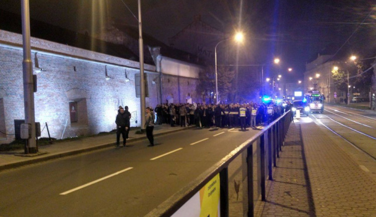 Fotbaloví fanoušci po sobě házeli pyrotechniku, pak jeden z nich rozbil čelní sklo na autě