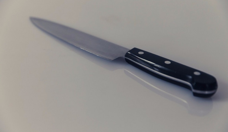 Syn týral svého nevlastního otce. S nožem v ruce mu vyhrožoval zabitím