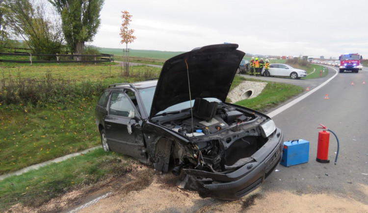Řidič nedal na křižovatce přednost a zapříčinil nehodu tří vozidel