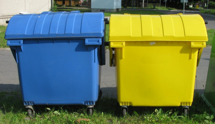 Vandal v noci zapálil čtyři plastové kontejnery