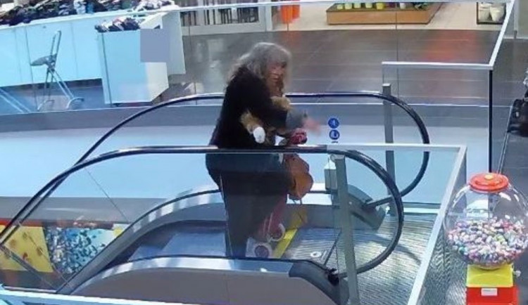 VIDEO: Žena ukradla prodavačce peněženku přímo z pokladního pásu. Nepoznáváte ji?