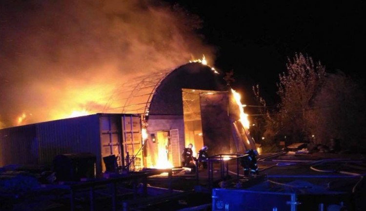 VIDEO: V Holici se přes noc rozpoutal velký požár haly