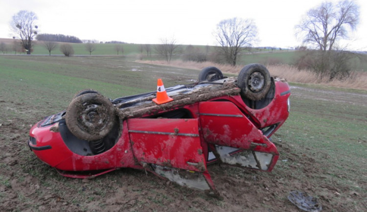 Devatenáctiletá řidička převrátila auto na střechu, i se spolujezdkyní skončily v nemocnici