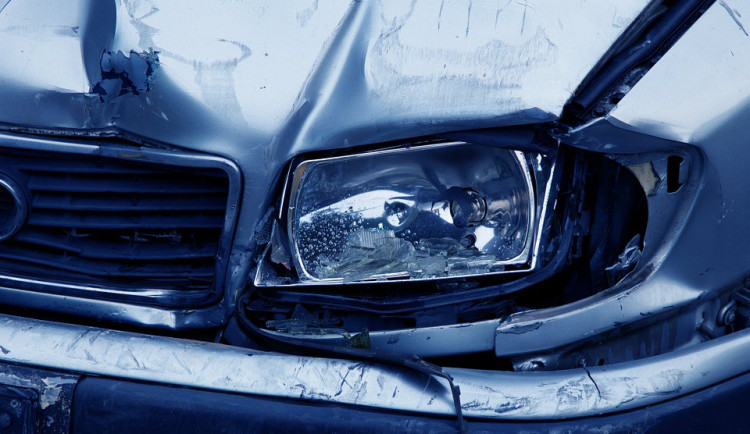 Kvůli silnému větru spadl strom na auto