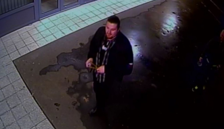 VIDEO: Dva muži rozbili prakem výlohu obchodní galerie, škoda je skoro sto tisíc