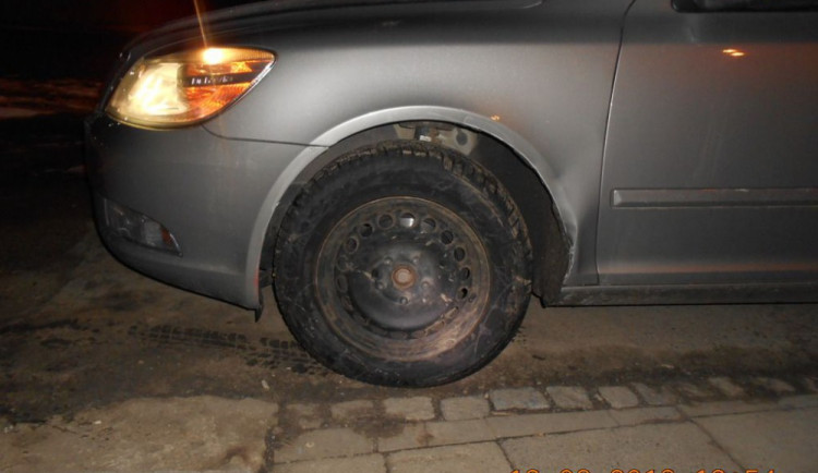 Řidička se na Hněvotínské rozjela s botičkou na autě, policistům řekla, že si jí nevšimla