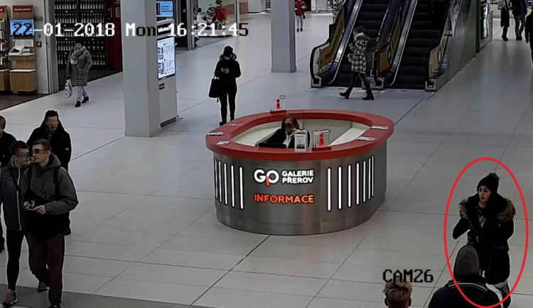 VIDEO: Policie hledá tuto ženu, může pomoci objasnit případ krádeže peněženky