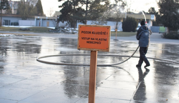 Na Floře Olomouc chystají přírodní kluziště nejen pro děti