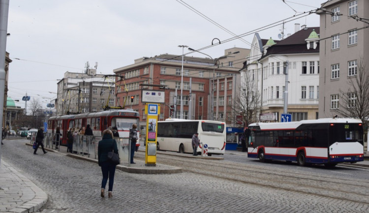 Žena neustála dobrzdění tramvaje, spadla a se zraněním obličeje skončila v nemocnici