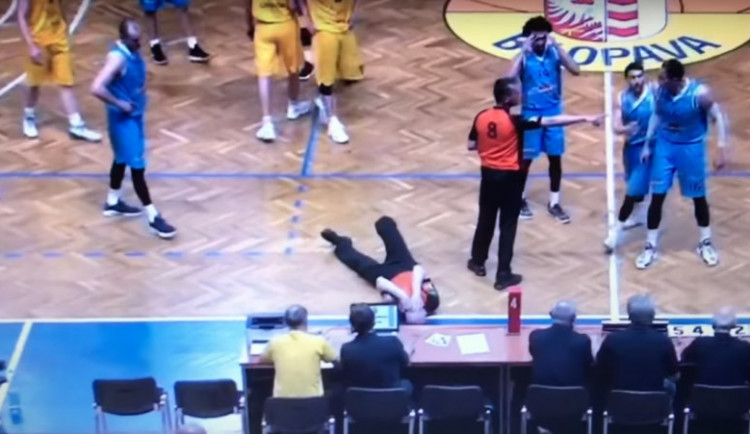 VIDEO: Basketbalista BK Olomoucko složil rozhodčího, zařídil prohru 0:20