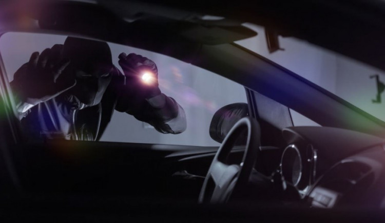 Zloděj na Lazcích poničil auto, aby z něj ukradl vrtačku