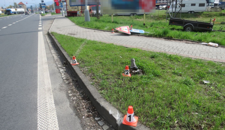 Řidiči se z auta odpojil přívěsný vozík, ten přejel chodník a zboural značku