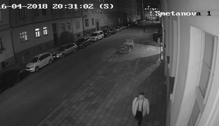 Osmaosmdesátiletý muž pustil do bytu zloděje, který mu ukradl dvacet tisíc