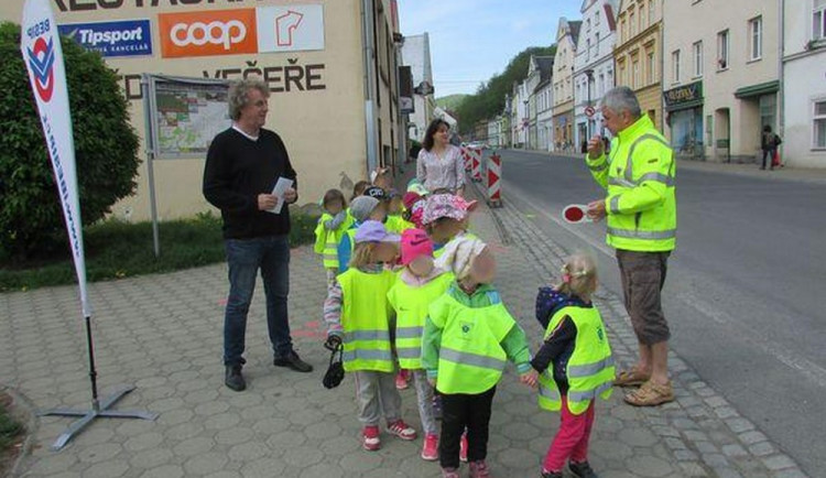 Policie se zaměřila na bezpečnost dětí při přecházení silnice