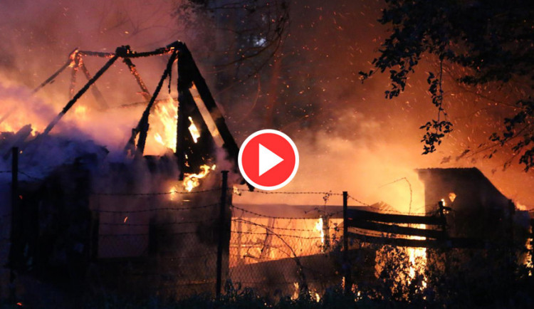 FOTO/VIDEO: V Olomouci v pondělí večer hořela zahradní chatka, zasahovaly tři jednotky hasičů