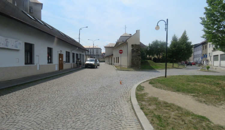 Řidič v Koželužské ulici srazil cyklistu a ujel, pátrá po něm policie