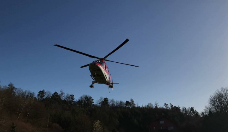 Šestapadesátiletý cyklista najel na obrubník a přepadl přes řídítka, do nemocnice letěl vrtulníkem