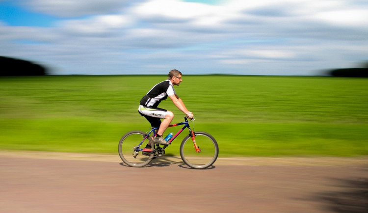 Dva cyklisté se srazili v křižovatce, jeden z nich byl opilý