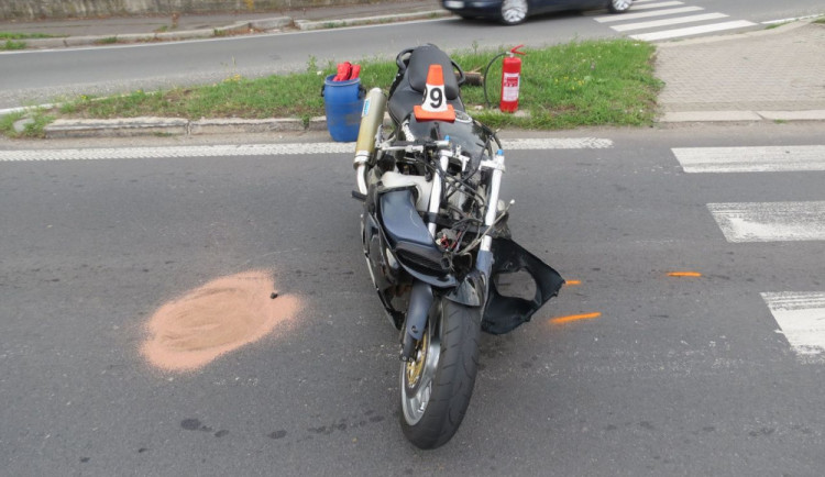 Řidič osobního auta nedal přednost motorkáři, ten skončil v nemocnici