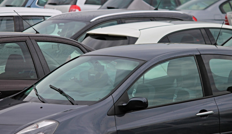 Muž si nezamknul auto, zloděj mu z něj ukradl tři mobilní telefony, platební kartu i doklady