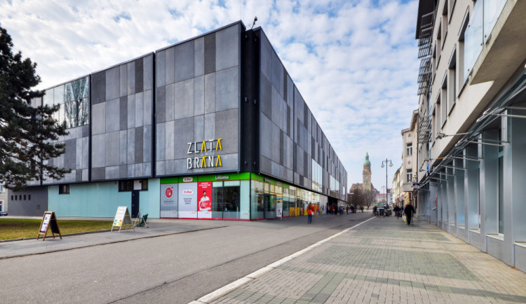Zloděj se vloupal do galerie Zlatá Brána, kradl v trafice i stříbrnictví