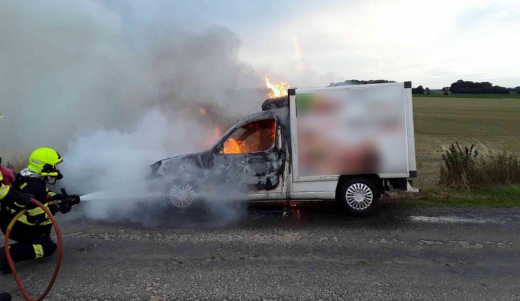 U Medlova hořelo auto, kvůli závadě v motoru vzplálo za jízdy