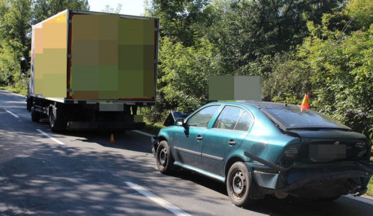 Do nákladního auta narazil zezadu opilý řidič osobního auta. Do něj pak narazilo další auto