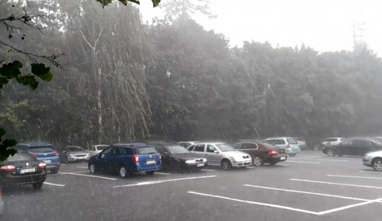 VIDEO: V neděli se Olomoucí prohnala bouřka, na Svatém Kopečku padaly i kroupy