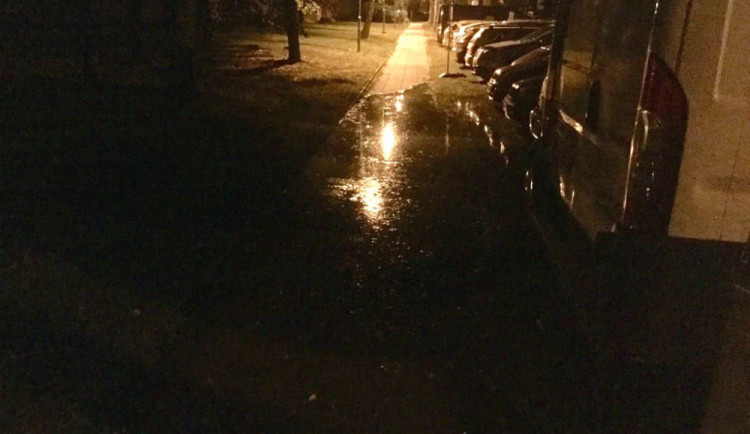 V Olomouci prasklo vodovodní potrubí, voda tekla na chodník i silnici