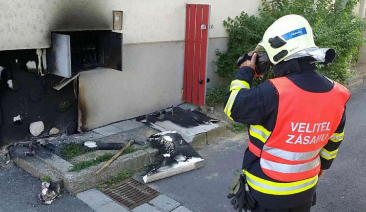 Hasiči zasahovali u požáru elektrorozvaděče v budově školy